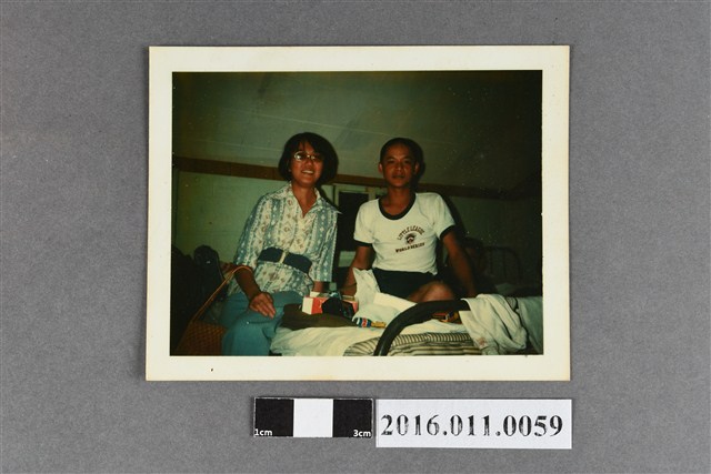 身著威廉波特少棒賽大會服的林義雄與僑胞之合影 (共2張)