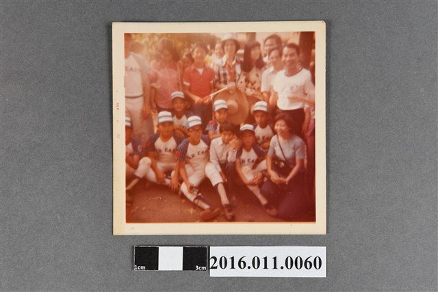 遠東代表隊與僑胞之合影 (共2張)