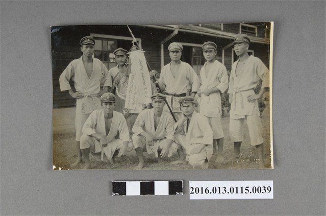 陳文炎與柔道部部員合照 (共3張)