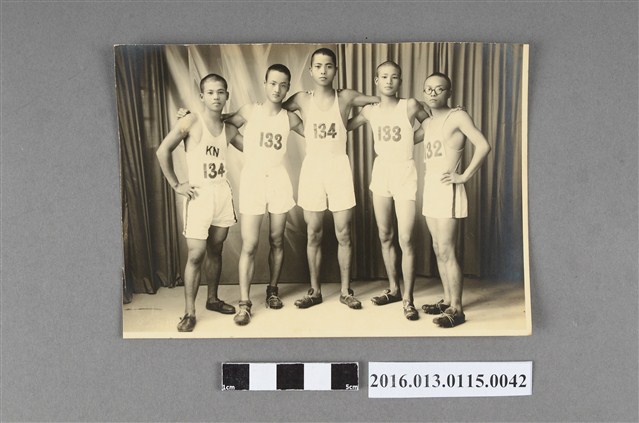 陳文炎與田徑部部員合照 (共3張)