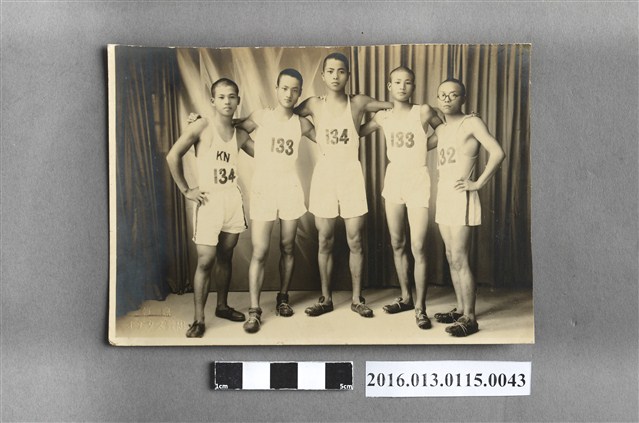 陳文炎與田徑部部員合照 (共3張)