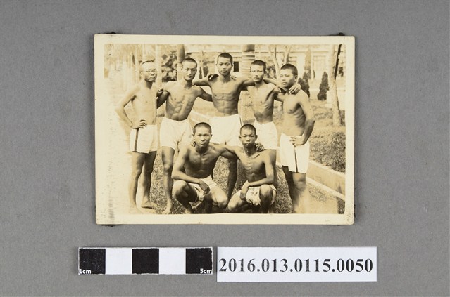 陳文炎與田徑部部員合照 (共3張)