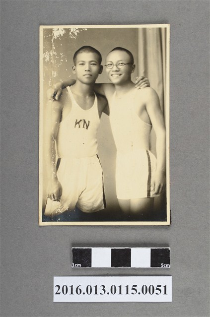 陳文炎與田徑部部員兩人合照 (共3張)