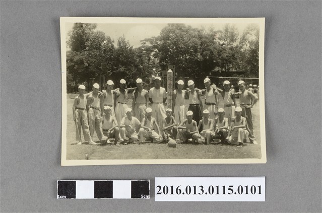 陳文炎與學生於虎農體育場之合照 (共2張)