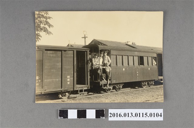 男子四人於火車上合照 (共2張)