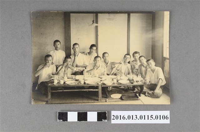 陳文炎與友人聚餐合照 (共2張)