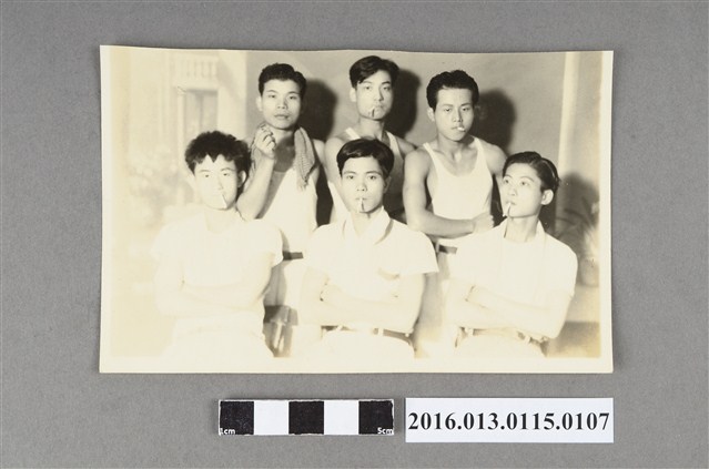 陳文炎與友人叼菸合照 (共2張)