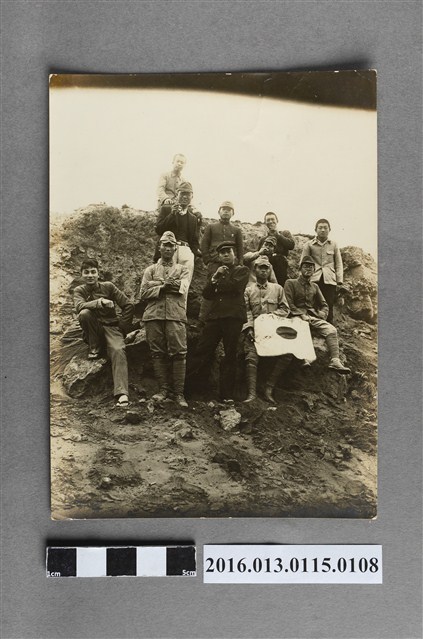 陳文炎手持武運長久旗與男子數名合照 (共2張)