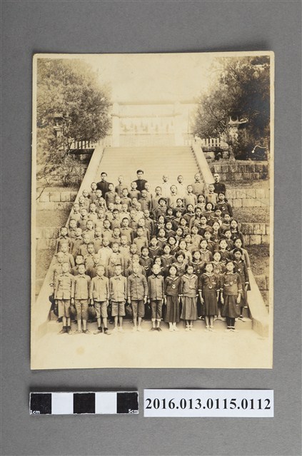 男女小學生於神社前團體合照 (共2張)