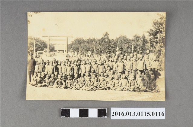 教師與學生於神社前團體合照 (共2張)