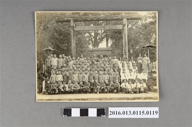 男女小學生於神社前團體合照 (共2張)