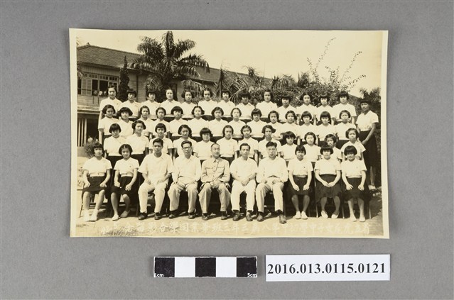 1953年陳文炎與虎尾女中第八屆三年三班畢業同學合影照 (共2張)