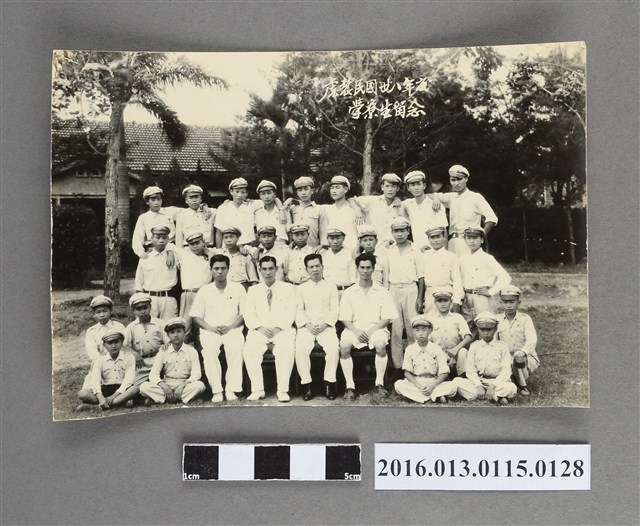 陳文炎與虎農住宿生合拍留念照 (共2張)