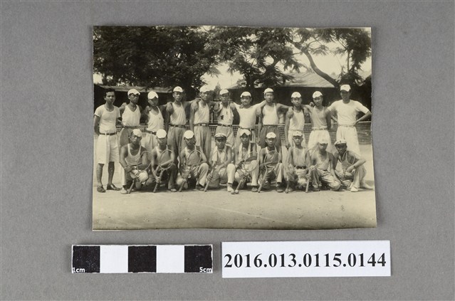 陳文炎與虎農學生於網球場合照 (共2張)