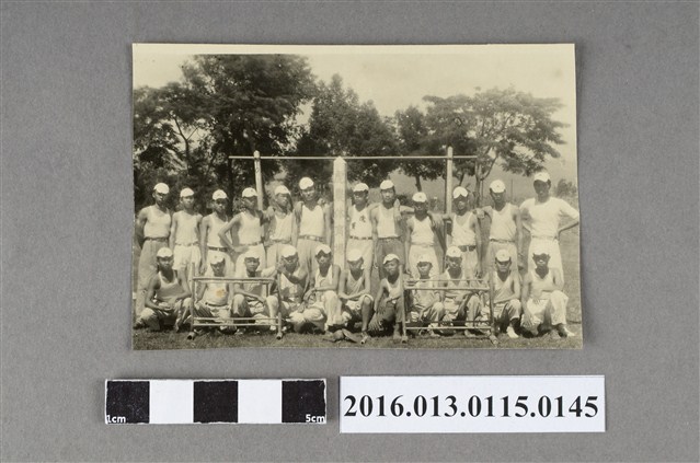 陳文炎與虎農學生於虎農體育場合照 (共2張)