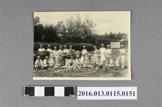 虎農學生耕種合照 (共2張)