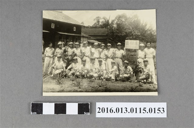 陳文炎與虎農學生於果樹園合照 (共2張)