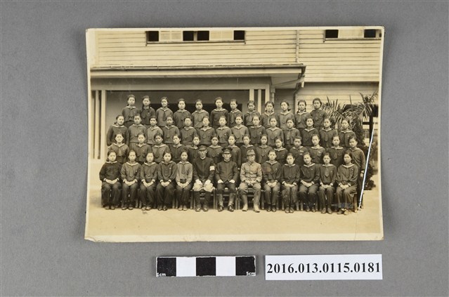 學生與教師合影留念 (共2張)