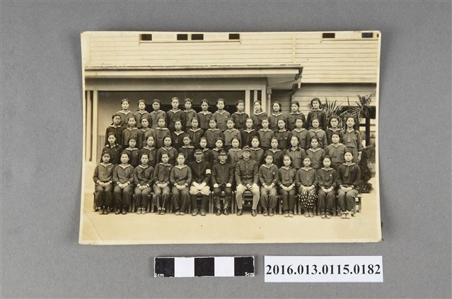 學生與教師合影留念 (共2張)