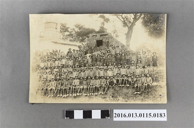 學生至熱蘭遮城修學旅行合影留念 (共2張)