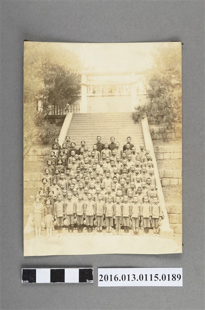 學生於神社前合影留念 (共2張)