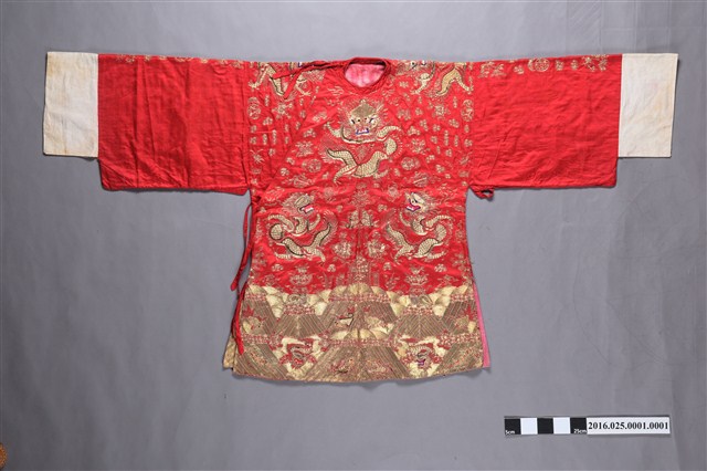 大紅綢地盤金繡新娘禮服 (共2張)