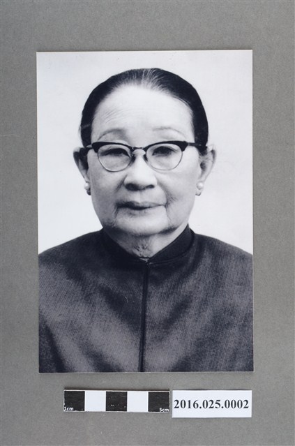 陳王杏半身肖像照 (共3張)