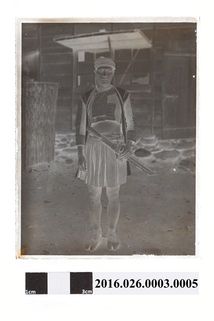 北浦義三翻拍南部原住民男子著傳統服飾帶刀底片 (共2張)