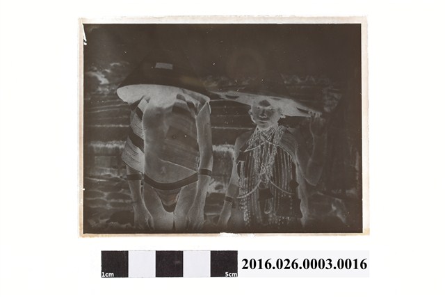北浦義三翻拍2名達悟族著傳統服飾底片 (共2張)