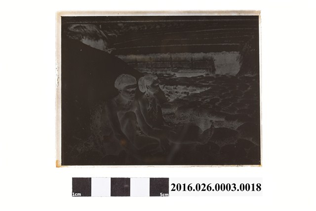 北浦義三翻拍達悟族1男1女著傳統服飾底片 (共2張)