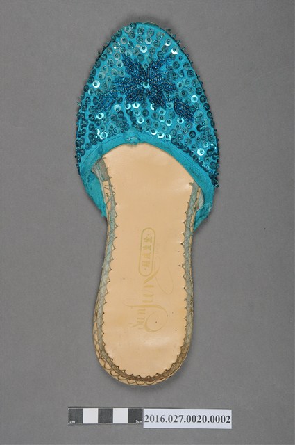  生生皮鞋製綴藍色珠花皮拖鞋右鞋   (共3張)