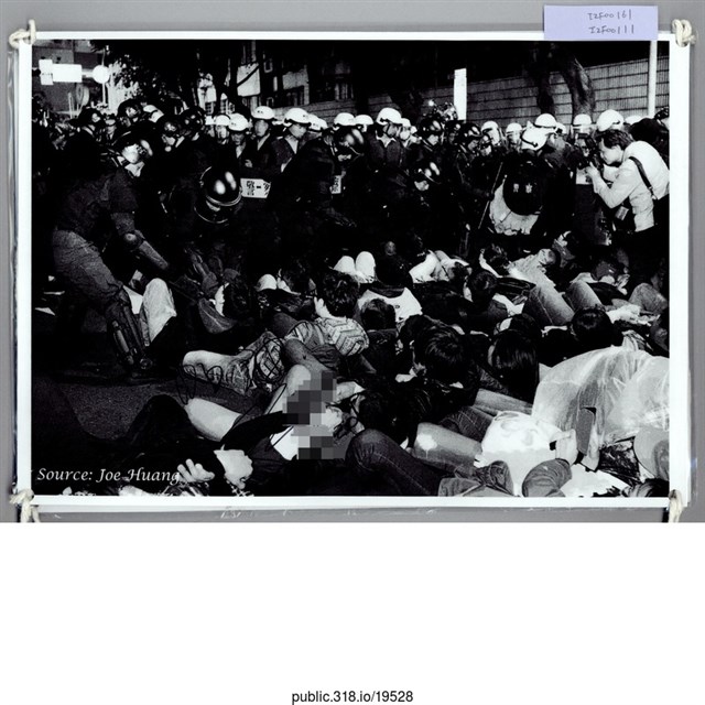 警民黑白照片  (共2張)