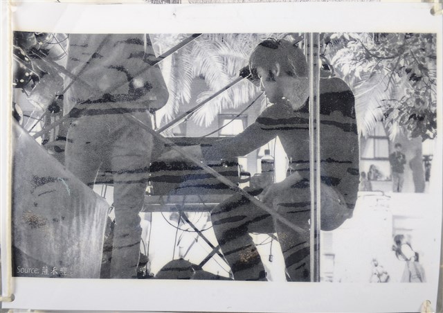 「嚴反暴力」警察黑白照片  (共1張)