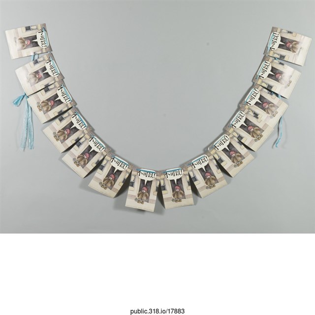 用塑膠繩串起的多張明信片  (共2張)