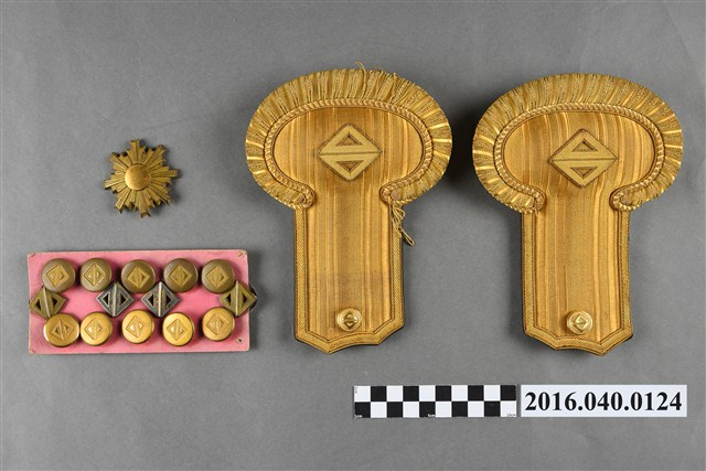 陳澄波於水上公學校任職時的教師文官制服配件 (共9張)