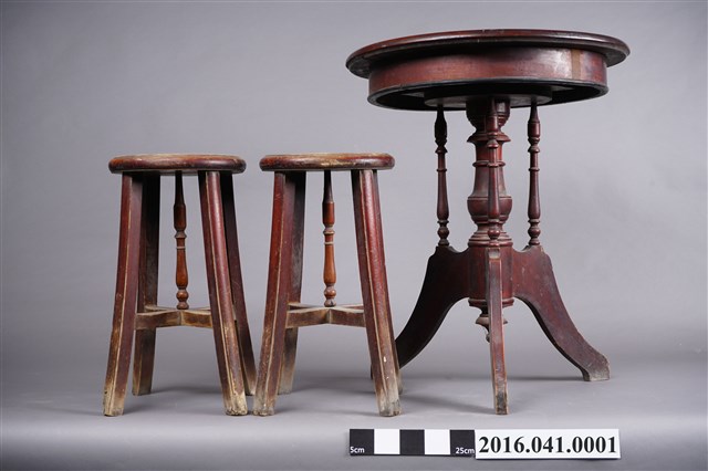 鑲彩色磁磚寢室桌椅組 (共3張)