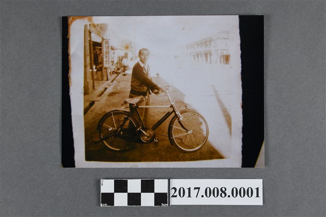 侯天補與富士霸王號腳踏車照 (共2張)