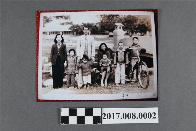 侯東松全家福照 (共2張)