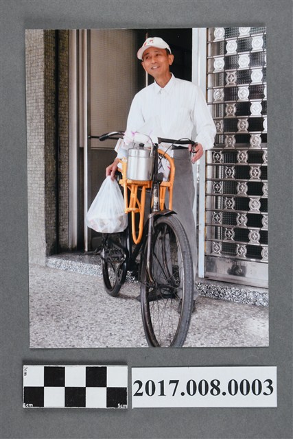 侯東松騎富士霸王號腳踏車購物照 (共2張)