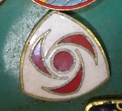 金白紅三色太陽紋三角形紀念章 (共4張)