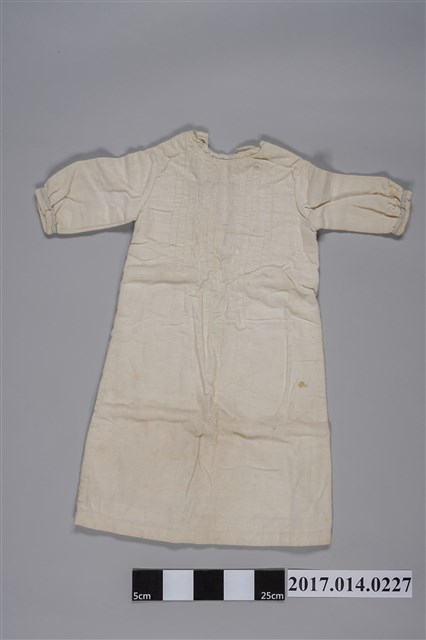 女童白色七分袖連身洋裝 (共2張)