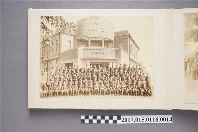 臺南警察署前合影 (共1張)