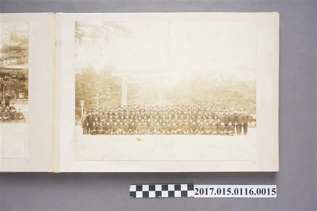 警察在參拜神社前於其鳥居前合影 (共1張)