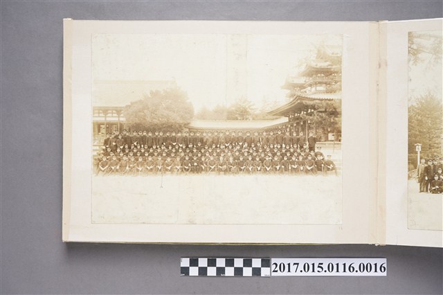 警察建築物前合影 (共1張)