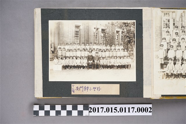 臺南第一幼稚園班級學童台南南門尋常小學舍前合影 (共1張)