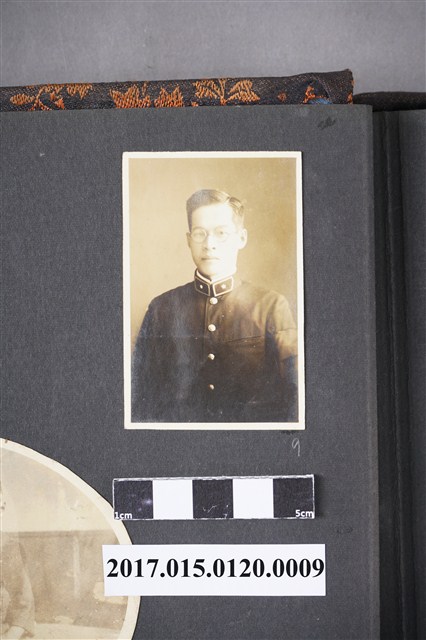 著深色警察制服男子全身照 (共2張)