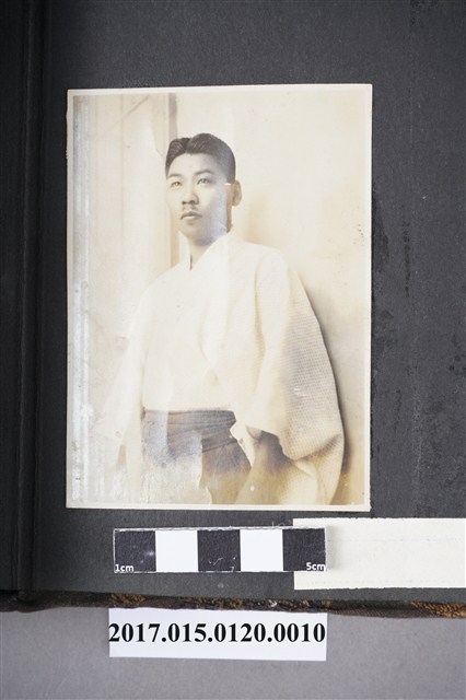 著白色道服繫深色腰帶男子全身照 (共2張)