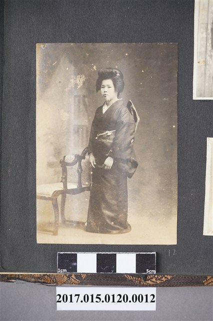 著和服的女子 (共2張)