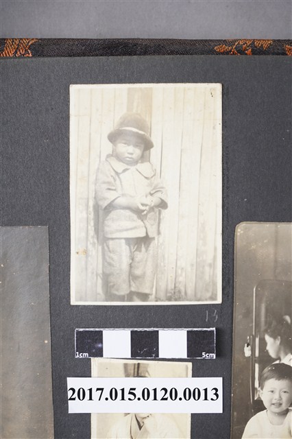 依著欄杆戴圓帽的小孩 (共2張)