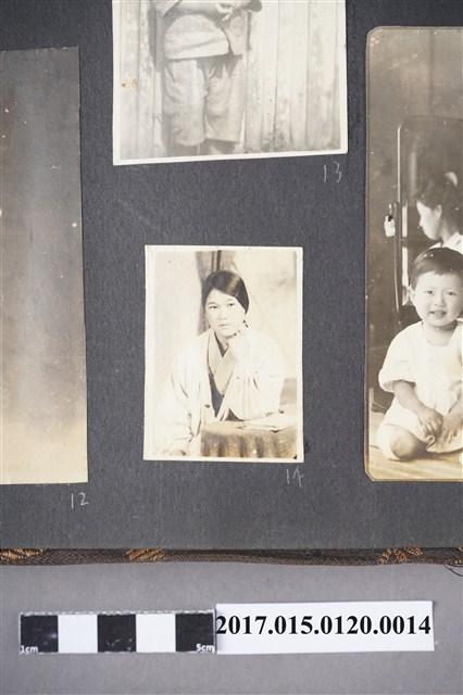 著半纏服裝的女子正面坐姿照 (共2張)